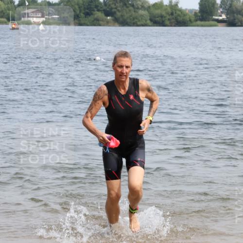 15.06.2025 - 27. Vierlanden-Triathlon Lena Gebhardt http://msf.ph/oto/8034668 15.06.2025 11:20:18 Schwimmen 838, 880, 890, 926, 940 meine-sportfotos.de