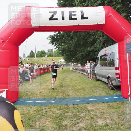 21.06.2025 - 27. Vierlanden-Triathlon MichiJ http://msf.ph/oto/8034672 15.06.2026 12:58:36 Ziel 11, 736, 1034, 1035, 1036, 1037 meine-sportfotos.de