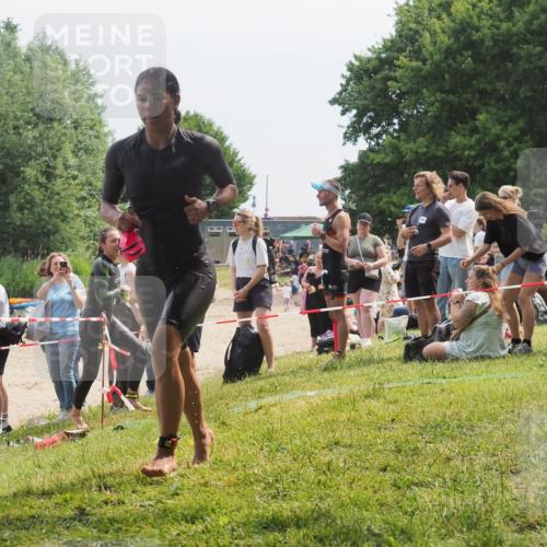 15.06.2025 - 27. Vierlanden-Triathlon KatJ http://msf.ph/oto/8034673 15.06.2025 11:18:52 Schwimmen 885, 916, 925, 939 meine-sportfotos.de