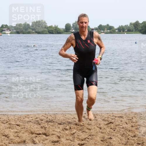 15.06.2025 - 27. Vierlanden-Triathlon Lena Gebhardt http://msf.ph/oto/8034688 15.06.2025 11:20:20 Schwimmen 838, 880, 890, 926, 940 meine-sportfotos.de