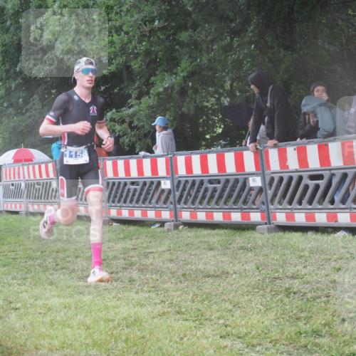 21.06.2025 - 27. Vierlanden-Triathlon KatJ http://msf.ph/oto/8034689 15.06.2025 13:49:28 Ziel 1103, 1137, 1158 meine-sportfotos.de