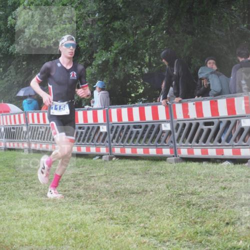 21.06.2025 - 27. Vierlanden-Triathlon KatJ http://msf.ph/oto/8034692 15.06.2025 13:49:28 Ziel 1103, 1137, 1158 meine-sportfotos.de