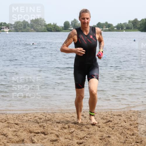 15.06.2025 - 27. Vierlanden-Triathlon Lena Gebhardt http://msf.ph/oto/8034693 15.06.2025 11:20:20 Schwimmen 838, 880, 890, 926, 940 meine-sportfotos.de