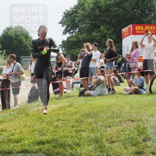 15.06.2025 - 27. Vierlanden-Triathlon KatJ http://msf.ph/oto/8034696 15.06.2025 11:18:54 Schwimmen 885, 916, 939 meine-sportfotos.de