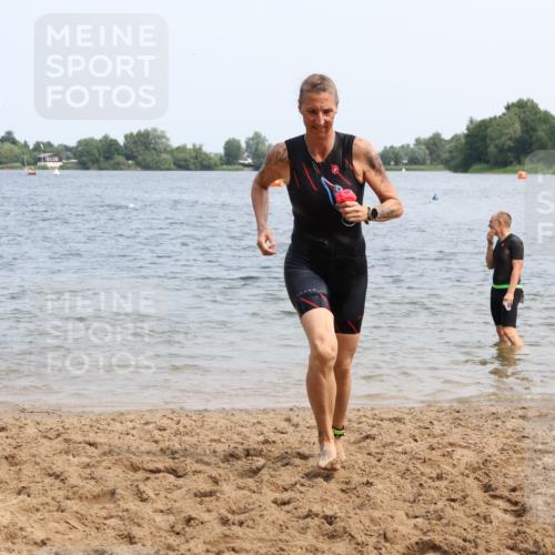 15.06.2025 - 27. Vierlanden-Triathlon Lena Gebhardt http://msf.ph/oto/8034698 15.06.2025 11:20:21 Schwimmen 838, 880, 890, 926, 940 meine-sportfotos.de