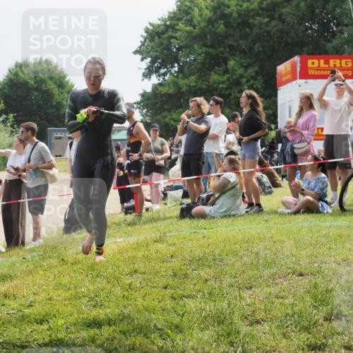 15.06.2025 - 27. Vierlanden-Triathlon KatJ http://msf.ph/oto/8034702 15.06.2025 11:18:54 Schwimmen 885, 916, 939 meine-sportfotos.de