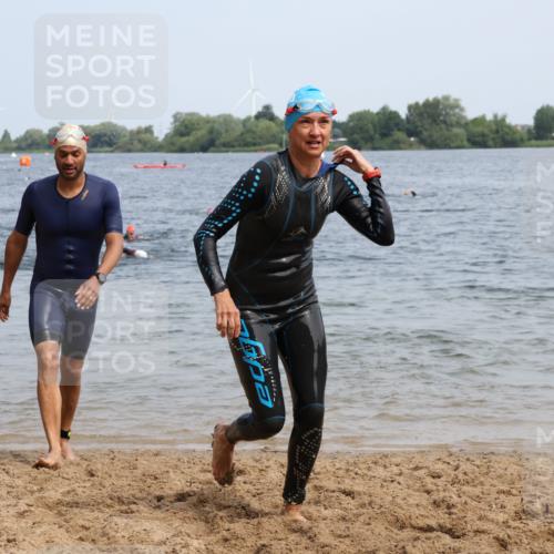 15.06.2025 - 27. Vierlanden-Triathlon Lena Gebhardt http://msf.ph/oto/8034714 15.06.2025 11:20:22 Schwimmen 838, 880, 890, 926 meine-sportfotos.de