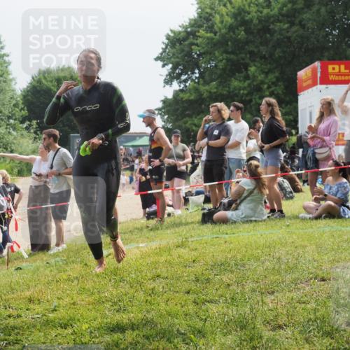 15.06.2025 - 27. Vierlanden-Triathlon KatJ http://msf.ph/oto/8034717 15.06.2025 11:18:55 Schwimmen 885, 916 meine-sportfotos.de