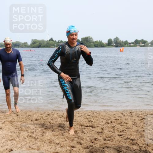 15.06.2025 - 27. Vierlanden-Triathlon Lena Gebhardt http://msf.ph/oto/8034718 15.06.2025 11:20:22 Schwimmen 838, 880, 890, 926 meine-sportfotos.de