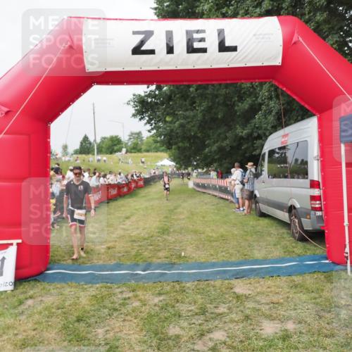 21.06.2025 - 27. Vierlanden-Triathlon MichiJ http://msf.ph/oto/8034719 15.06.2026 12:58:39 Ziel 736, 1036 meine-sportfotos.de