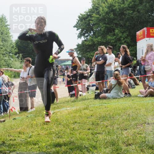 15.06.2025 - 27. Vierlanden-Triathlon KatJ http://msf.ph/oto/8034722 15.06.2025 11:18:55 Schwimmen 885, 916 meine-sportfotos.de