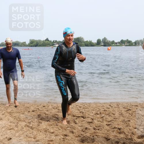 15.06.2025 - 27. Vierlanden-Triathlon Lena Gebhardt http://msf.ph/oto/8034723 15.06.2025 11:20:22 Schwimmen 838, 880, 890, 926 meine-sportfotos.de