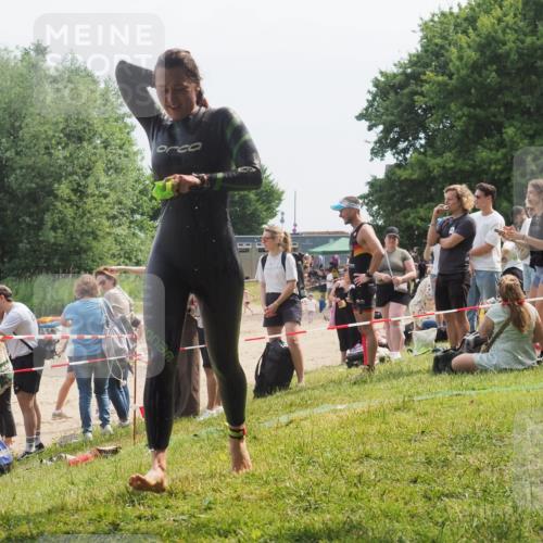 15.06.2025 - 27. Vierlanden-Triathlon KatJ http://msf.ph/oto/8034728 15.06.2025 11:18:55 Schwimmen 885, 916 meine-sportfotos.de