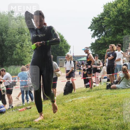 15.06.2025 - 27. Vierlanden-Triathlon KatJ http://msf.ph/oto/8034735 15.06.2025 11:18:55 Schwimmen 885, 916 meine-sportfotos.de