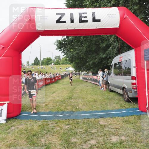 21.06.2025 - 27. Vierlanden-Triathlon MichiJ http://msf.ph/oto/8034739 15.06.2026 12:58:40 Ziel 111, 736 meine-sportfotos.de