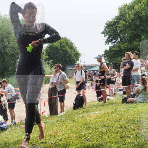 15.06.2025 - 27. Vierlanden-Triathlon KatJ http://msf.ph/oto/8034746 15.06.2025 11:18:55 Schwimmen 885, 916 meine-sportfotos.de