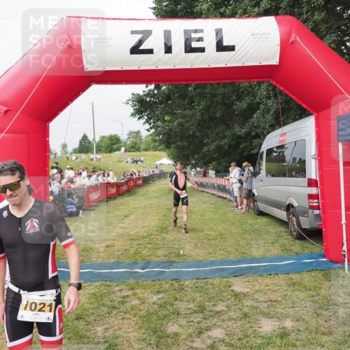 21.06.2025 - 27. Vierlanden-Triathlon MichiJ http://msf.ph/oto/8034751 15.06.2026 12:58:42 Ziel 111, 736 meine-sportfotos.de