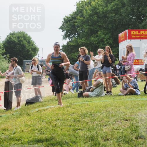 15.06.2025 - 27. Vierlanden-Triathlon KatJ http://msf.ph/oto/8034754 15.06.2025 11:19:06 Schwimmen 876, 942 meine-sportfotos.de