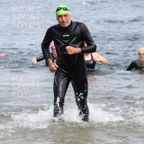 15.06.2025 - 27. Vierlanden-Triathlon Lena Gebhardt http://msf.ph/oto/8034756 15.06.2025 11:20:27 Schwimmen 838, 880, 890, 926, 969 meine-sportfotos.de