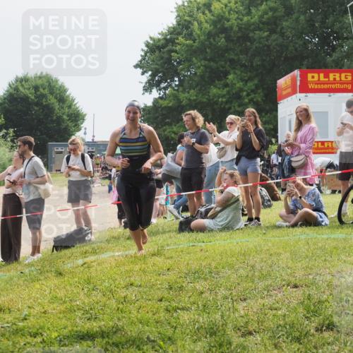 15.06.2025 - 27. Vierlanden-Triathlon KatJ http://msf.ph/oto/8034761 15.06.2025 11:19:06 Schwimmen 876, 942 meine-sportfotos.de