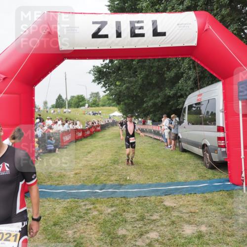 21.06.2025 - 27. Vierlanden-Triathlon MichiJ http://msf.ph/oto/8034763 15.06.2026 12:58:43 Ziel 111, 736 meine-sportfotos.de