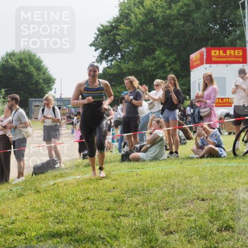 15.06.2025 - 27. Vierlanden-Triathlon KatJ http://msf.ph/oto/8034766 15.06.2025 11:19:06 Schwimmen 876, 942 meine-sportfotos.de