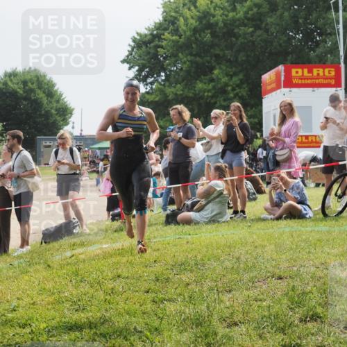 15.06.2025 - 27. Vierlanden-Triathlon KatJ http://msf.ph/oto/8034772 15.06.2025 11:19:06 Schwimmen 876, 942 meine-sportfotos.de