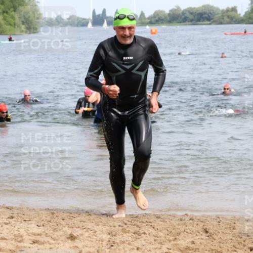 15.06.2025 - 27. Vierlanden-Triathlon Lena Gebhardt http://msf.ph/oto/8034774 15.06.2025 11:20:30 Schwimmen 838, 890, 926, 969, 1400 meine-sportfotos.de