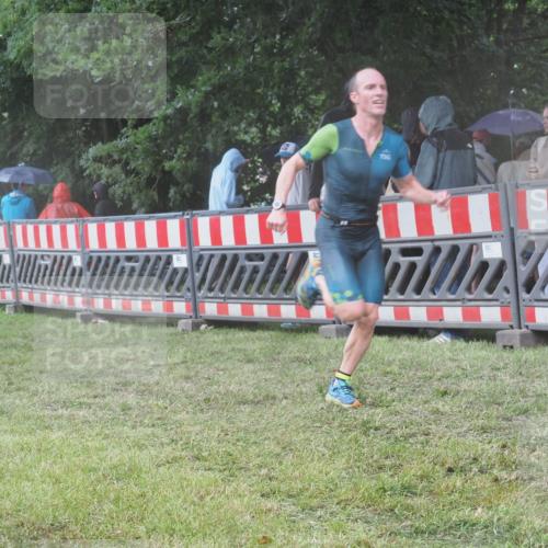 21.06.2025 - 27. Vierlanden-Triathlon KatJ http://msf.ph/oto/8034777 15.06.2025 13:49:33 Ziel 1103, 1137 meine-sportfotos.de