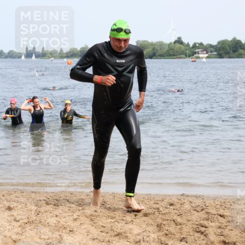15.06.2025 - 27. Vierlanden-Triathlon Lena Gebhardt http://msf.ph/oto/8034778 15.06.2025 11:20:31 Schwimmen 838, 890, 926, 969, 1400 meine-sportfotos.de