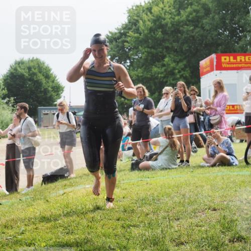 15.06.2025 - 27. Vierlanden-Triathlon KatJ http://msf.ph/oto/8034779 15.06.2025 11:19:07 Schwimmen 876, 942 meine-sportfotos.de
