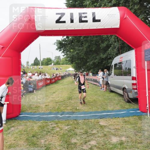21.06.2025 - 27. Vierlanden-Triathlon MichiJ http://msf.ph/oto/8034782 15.06.2026 12:58:43 Ziel 111, 736 meine-sportfotos.de