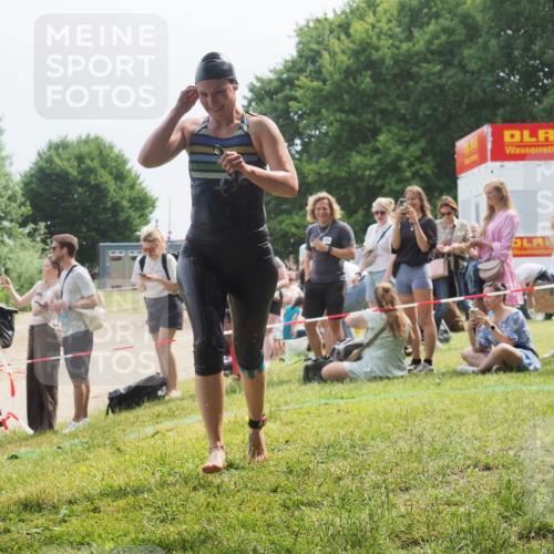 15.06.2025 - 27. Vierlanden-Triathlon KatJ http://msf.ph/oto/8034785 15.06.2025 11:19:07 Schwimmen 876, 942 meine-sportfotos.de