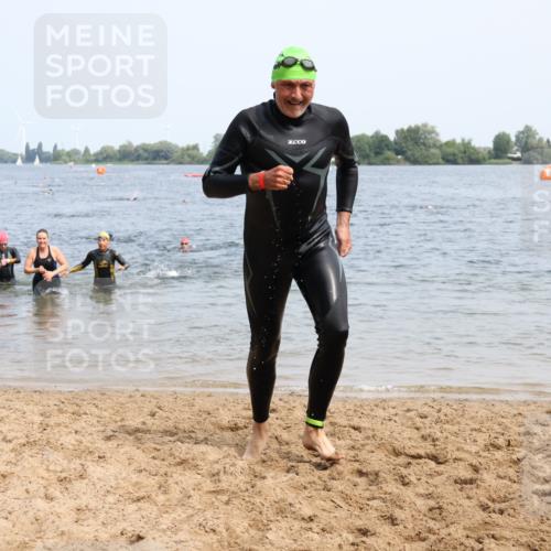 15.06.2025 - 27. Vierlanden-Triathlon Lena Gebhardt http://msf.ph/oto/8034786 15.06.2025 11:20:32 Schwimmen 838, 879, 890, 941, 969, 1400 meine-sportfotos.de