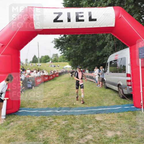 21.06.2025 - 27. Vierlanden-Triathlon MichiJ http://msf.ph/oto/8034788 15.06.2026 12:58:43 Ziel 111, 736 meine-sportfotos.de