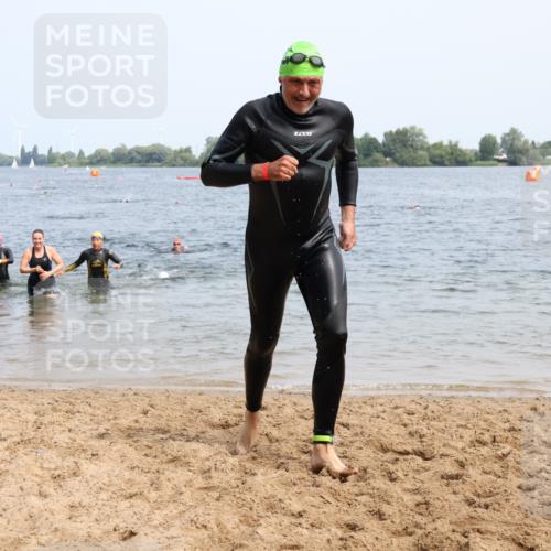 15.06.2025 - 27. Vierlanden-Triathlon Lena Gebhardt http://msf.ph/oto/8034791 15.06.2025 11:20:32 Schwimmen 838, 879, 890, 941, 969, 1400 meine-sportfotos.de
