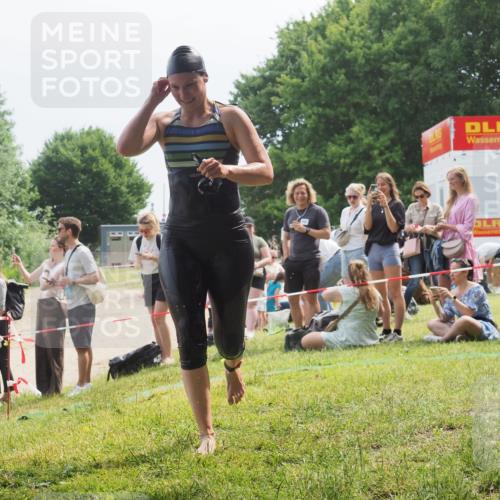 15.06.2025 - 27. Vierlanden-Triathlon KatJ http://msf.ph/oto/8034792 15.06.2025 11:19:07 Schwimmen 876, 942 meine-sportfotos.de