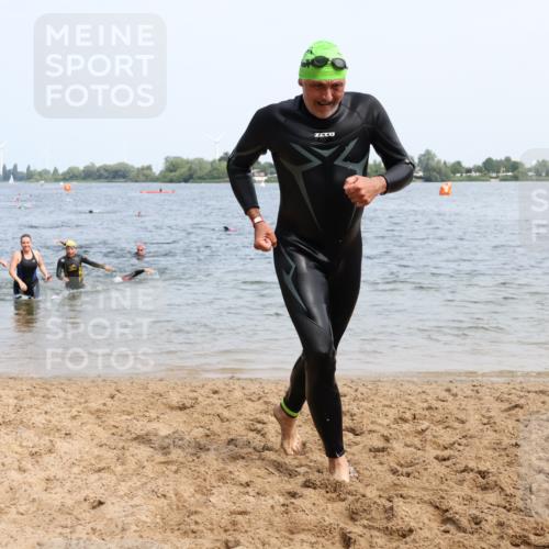 15.06.2025 - 27. Vierlanden-Triathlon Lena Gebhardt http://msf.ph/oto/8034794 15.06.2025 11:20:33 Schwimmen 838, 879, 890, 924, 941, 969, 1400 meine-sportfotos.de