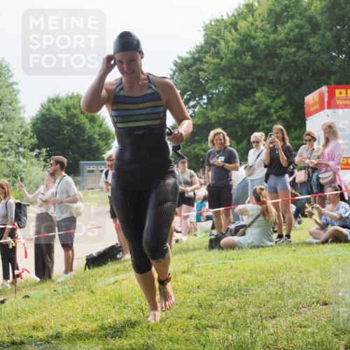15.06.2025 - 27. Vierlanden-Triathlon KatJ http://msf.ph/oto/8034797 15.06.2025 11:19:07 Schwimmen 876, 942 meine-sportfotos.de