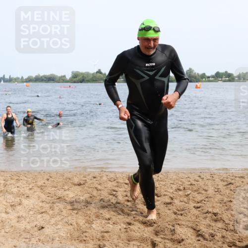 15.06.2025 - 27. Vierlanden-Triathlon Lena Gebhardt http://msf.ph/oto/8034799 15.06.2025 11:20:33 Schwimmen 838, 879, 890, 924, 941, 969, 1400 meine-sportfotos.de