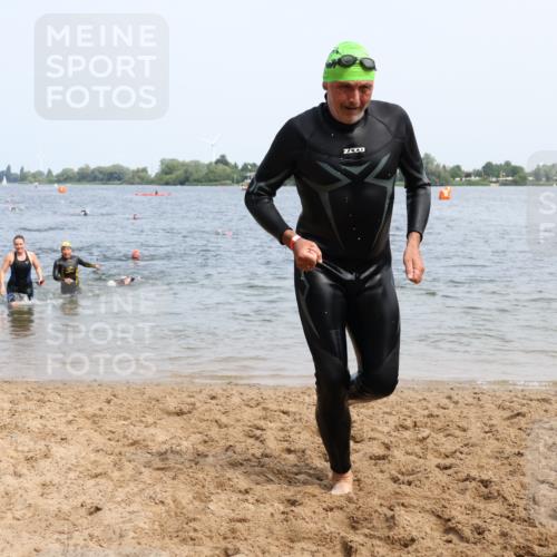 15.06.2025 - 27. Vierlanden-Triathlon Lena Gebhardt http://msf.ph/oto/8034802 15.06.2025 11:20:33 Schwimmen 838, 879, 890, 924, 941, 969, 1400 meine-sportfotos.de