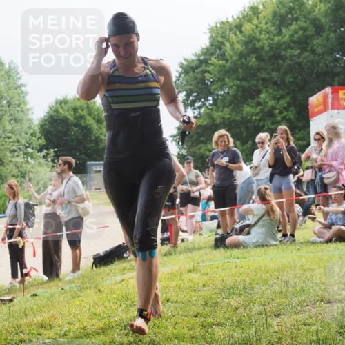 15.06.2025 - 27. Vierlanden-Triathlon KatJ http://msf.ph/oto/8034804 15.06.2025 11:19:07 Schwimmen 876, 942 meine-sportfotos.de
