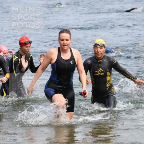 15.06.2025 - 27. Vierlanden-Triathlon Lena Gebhardt http://msf.ph/oto/8034806 15.06.2025 11:20:34 Schwimmen 838, 879, 924, 941, 969, 1400 meine-sportfotos.de