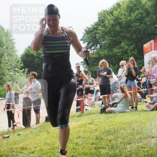 15.06.2025 - 27. Vierlanden-Triathlon KatJ http://msf.ph/oto/8034811 15.06.2025 11:19:08 Schwimmen 876, 942 meine-sportfotos.de