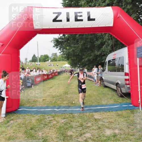 21.06.2025 - 27. Vierlanden-Triathlon MichiJ http://msf.ph/oto/8034812 15.06.2026 12:58:44 Ziel 111, 662, 736 meine-sportfotos.de