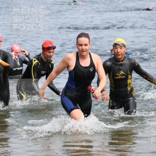 15.06.2025 - 27. Vierlanden-Triathlon Lena Gebhardt http://msf.ph/oto/8034815 15.06.2025 11:20:34 Schwimmen 838, 879, 924, 941, 969, 1400 meine-sportfotos.de