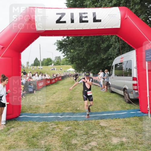 21.06.2025 - 27. Vierlanden-Triathlon MichiJ http://msf.ph/oto/8034816 15.06.2026 12:58:44 Ziel 111, 662, 736 meine-sportfotos.de