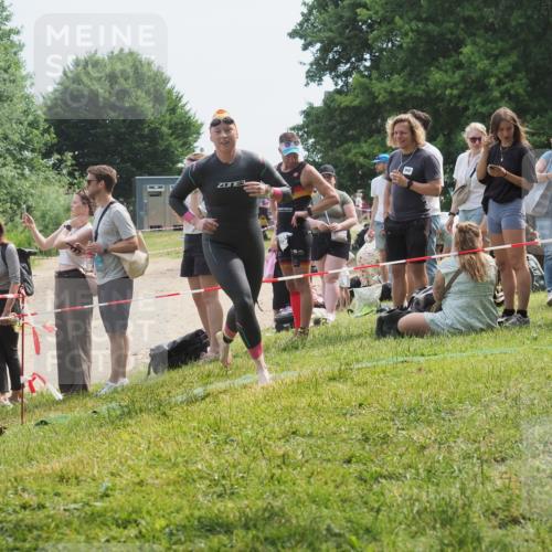 15.06.2025 - 27. Vierlanden-Triathlon KatJ http://msf.ph/oto/8034817 15.06.2025 11:19:10 Schwimmen 876, 942 meine-sportfotos.de