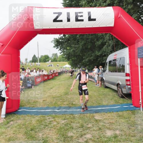 21.06.2025 - 27. Vierlanden-Triathlon MichiJ http://msf.ph/oto/8034822 15.06.2026 12:58:44 Ziel 111, 662, 736 meine-sportfotos.de