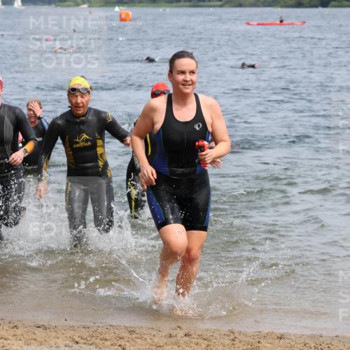 15.06.2025 - 27. Vierlanden-Triathlon Lena Gebhardt http://msf.ph/oto/8034823 15.06.2025 11:20:37 Schwimmen 879, 924, 936, 941, 969, 1400 meine-sportfotos.de